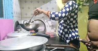 Azgın adam karısı mutfakta yemek yaparken sikmeye çalışıyor – İzle | Türk İfşa Life